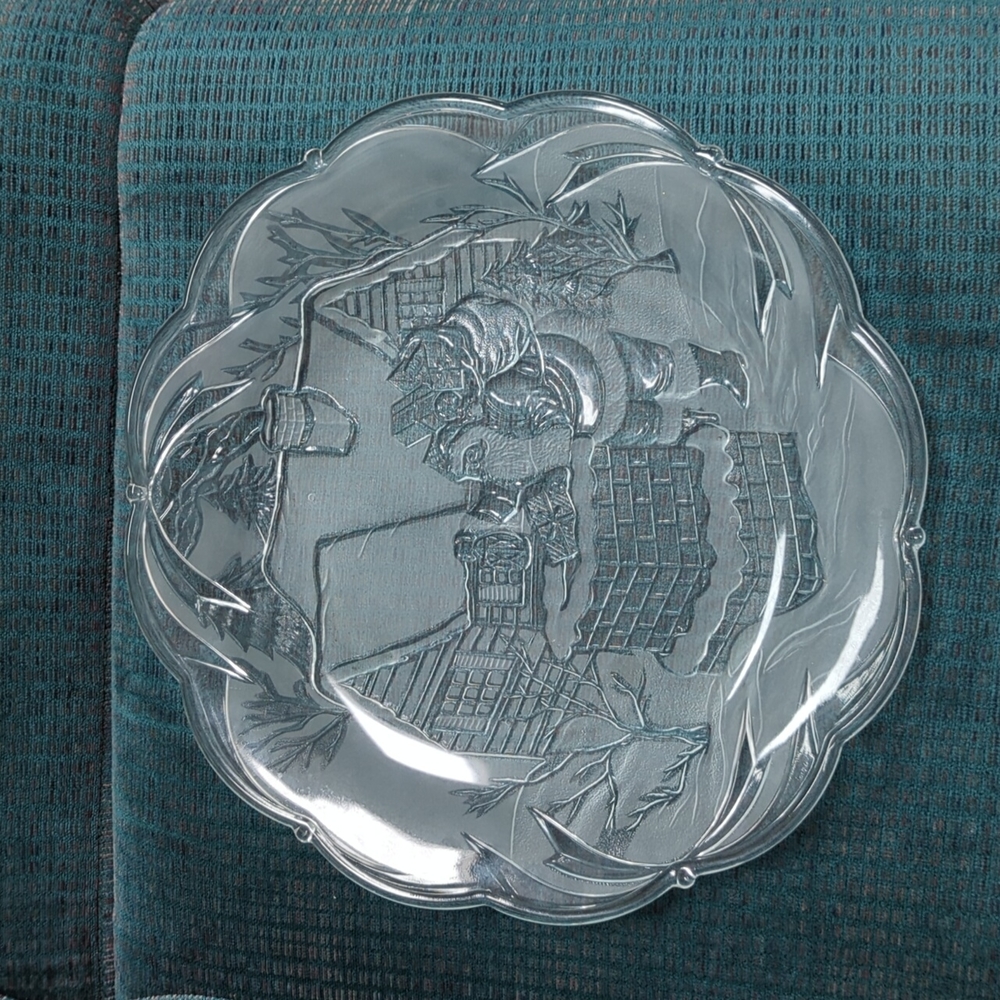 NIB Santa Clause 15in round plate